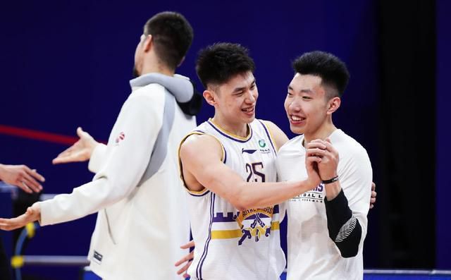 贝热尼丝·贝乔([过往])、苏珊娜·克莱蒙([妈咪])主演的新片[游戏](Le Jeu，暂译)已于上月开拍。弗雷德·卡瓦耶([吝啬鬼])执导，片子改编自意年夜利影片[完善目生人]。讲述几对情侣伴侣在晚饭时玩了一个游戏，要求把手机放桌上，并分享彼此的短信、来电和邮件。而该游戏最后成了一场恶梦。其他主演还包罗斯特凡·德巴、樊尚·埃尔巴兹、格莱高利·嘉德波瓦、罗什迪·泽姆等人。